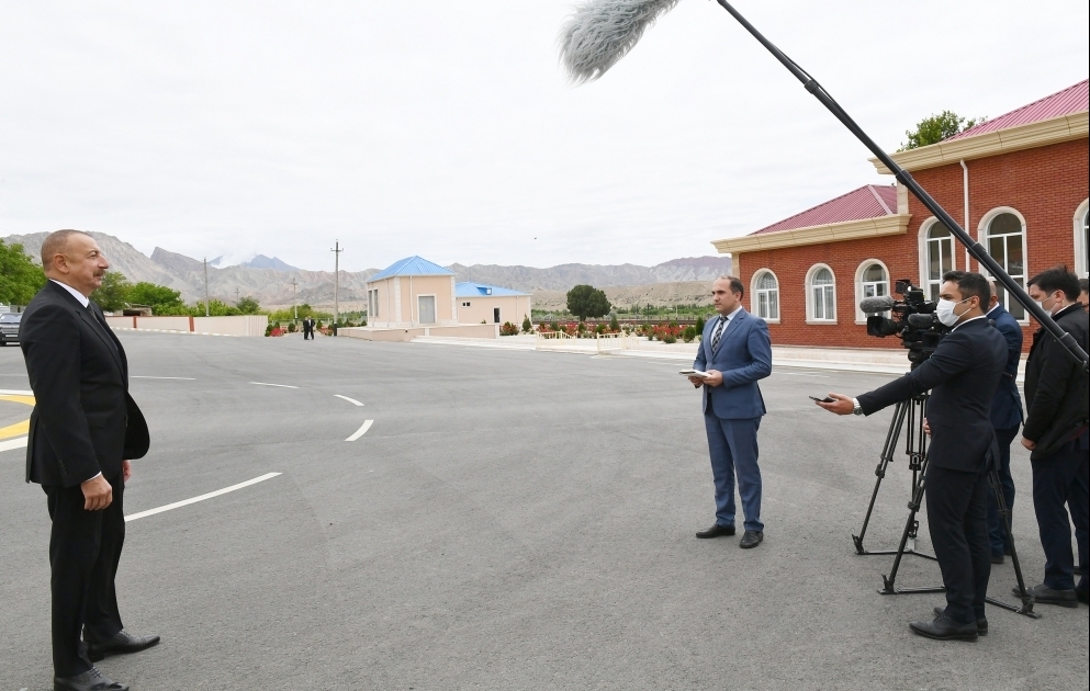 Präsident Ilham Aliyev gibt dem aserbaidschanischen Fernsehsender Interview VIDEO