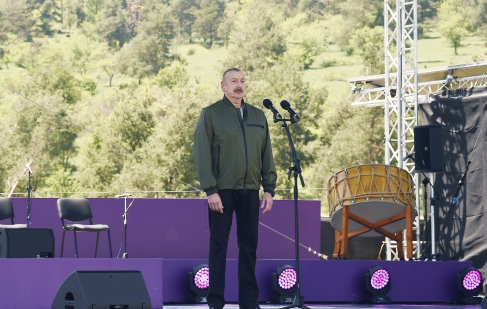 Präsident Ilham Aliyev und First Lady Mehriban Aliyeva nehmen am Musikfestival "Khari-Bulbul" in Schuscha teilVIDEO