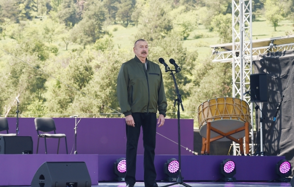 Le président Ilham Aliyev et la première dame Mehriban Aliyeva assistent à l’ouverture du festival de musique de Kharybulbul VIDEO