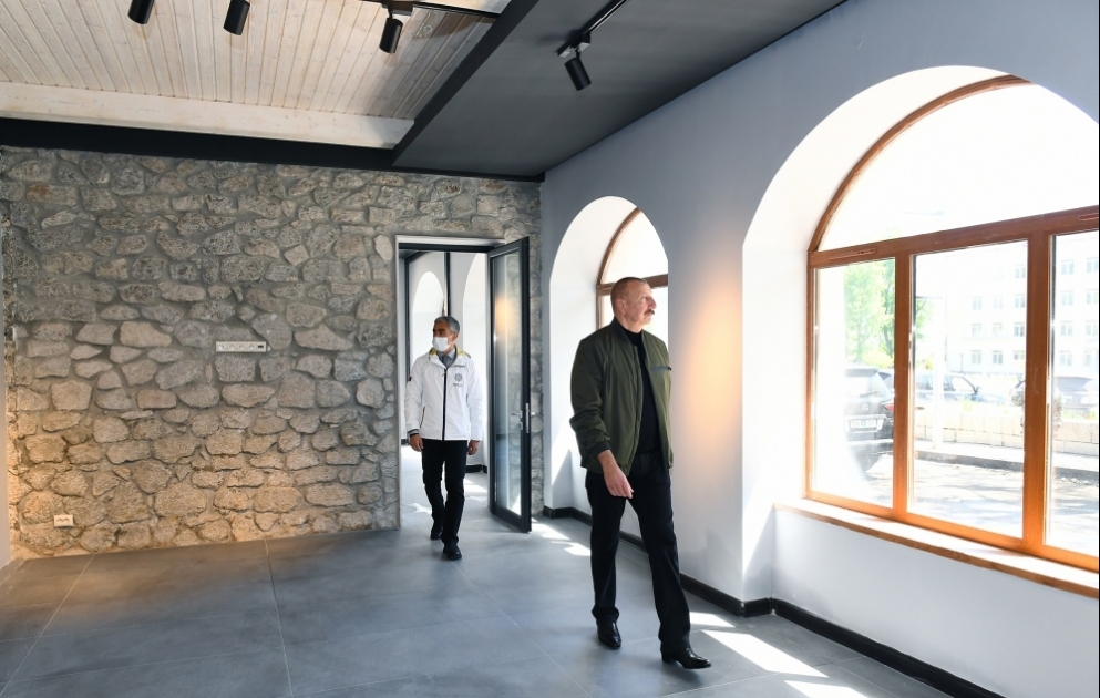 Prezident İlham Əliyev Şuşa Rəsm Qalereyasında görülən işlərlə tanış olub VİDEO