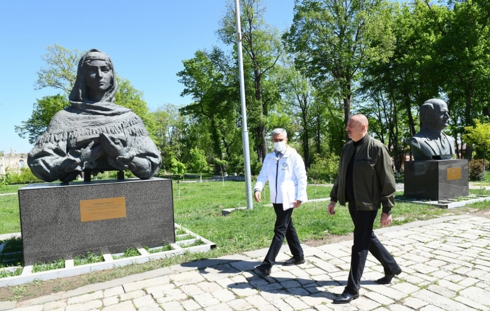 Prezident İlham Əliyev Şuşada xan qızı Natəvanın sarayının qarşısındakı əraziyə baxış keçiribVİDEO