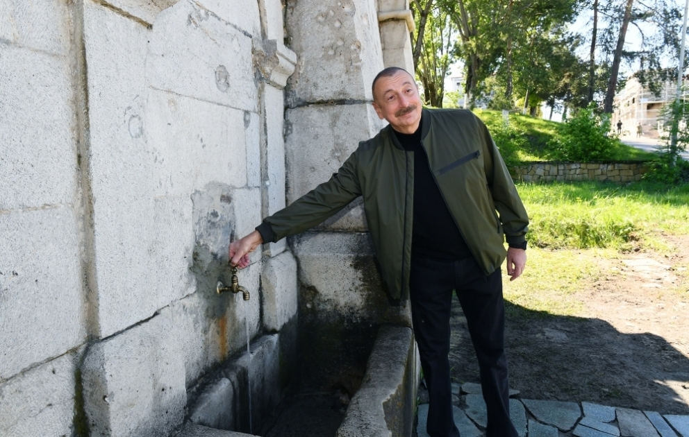 Präsident Ilham Aliyev besucht Brunnen "Khan Qizi Natavan" VIDEO