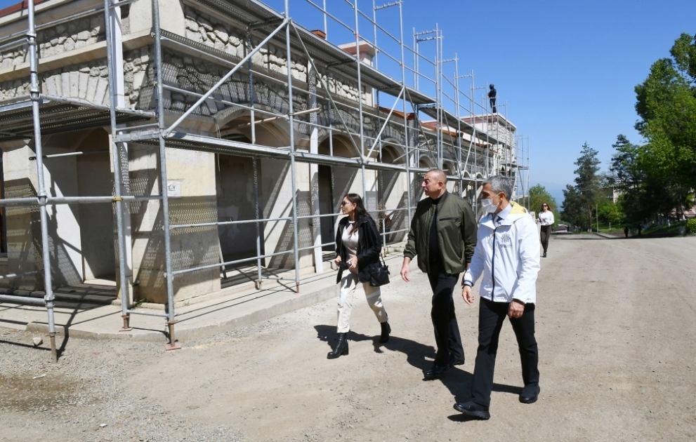 Präsident Ilham Aliyev lernt Gebäude kennen, wo Schuscha Schaffenszentrum funktionieren wird VIDEO