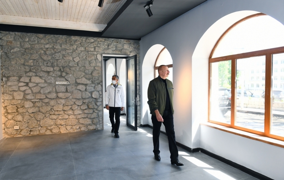 Präsident Ilham Aliyev inspiziert Arbeiten, die an der Schuscha Kunstgalerie durchgeführt werden VIDEO
