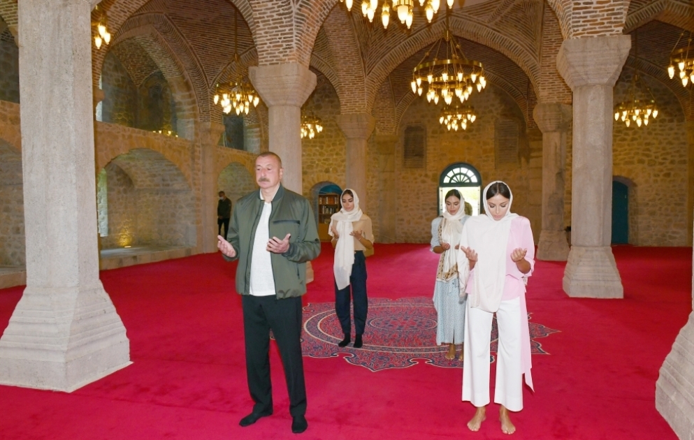 Le président Ilham Aliyev visite la Mosquée Youkhari Gövheragha à Choucha VIDEO