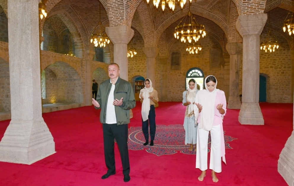 Präsident Ilham Aliyev besucht Yukhary Govharagha-Moschee in Schuscha VIDEO