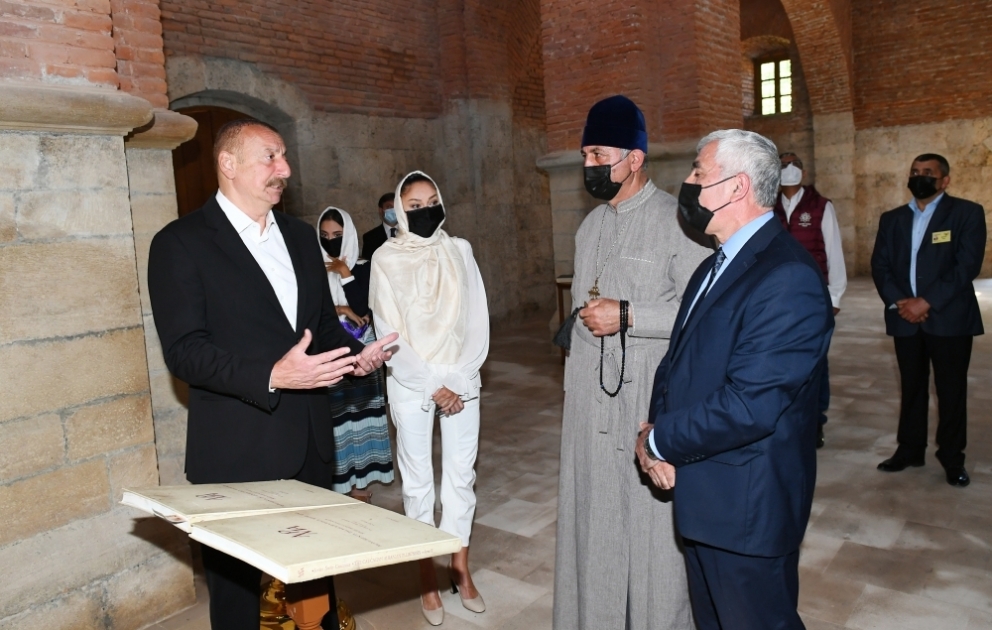 Le président Ilham Aliyev visite l’église albanienne Sainte-Marie dans le bourg de Nidj VIDEO