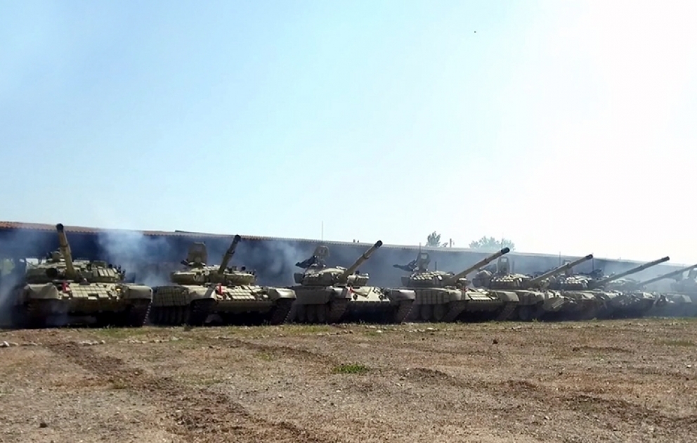 Təlimə cəlb edilən tank bölmələri tapşırıqları yerinə yetirirlər VİDEO