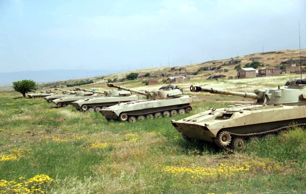 Təlimlərə cəlb olunan qoşunlar tapşırıqları icra edir VİDEO