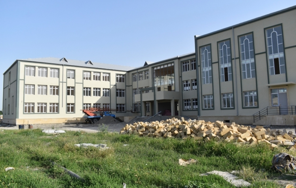 Bərdənin Qaradəmirçi kəndində inşa edilən yeni məktəb binasında son tamamlama işləri görülür VİDEO