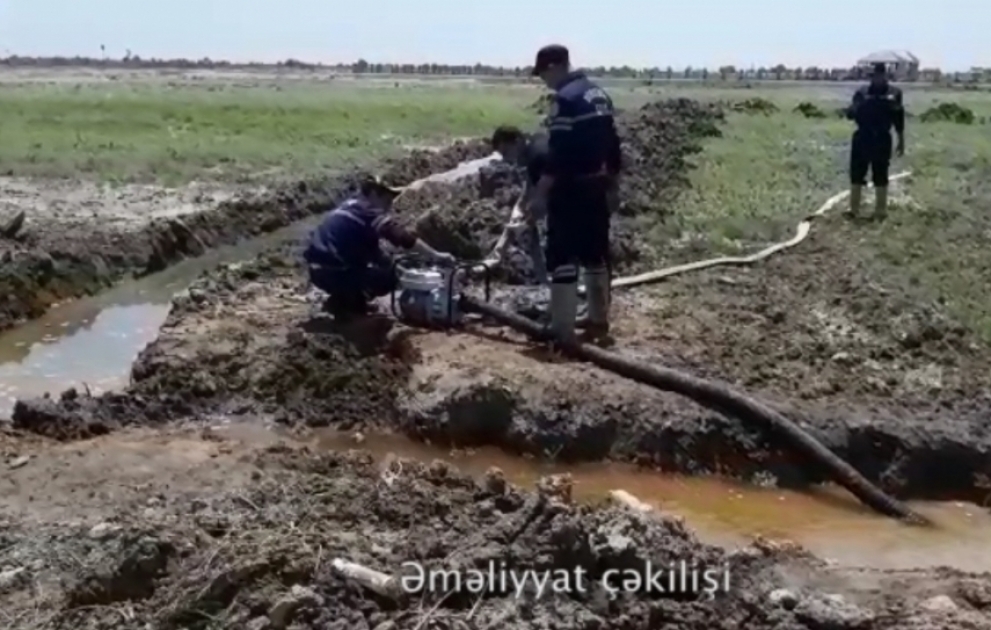 FHN: Ağcabədi rayonunun Taxtakörpü qəsəbəsində həyətyanı sahələrə dolmuş yağış suları çəkilərək kənarlaşdırılıb VİDEO