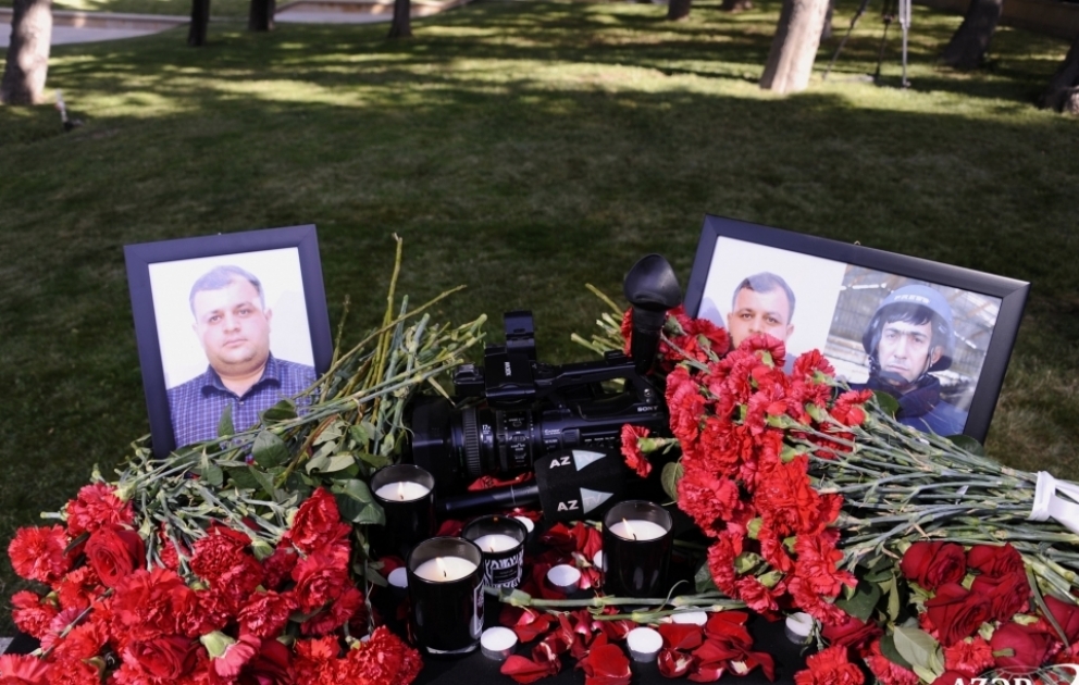 Представители азербайджанских СМИ поминают память погибших журналистов ВИДЕО