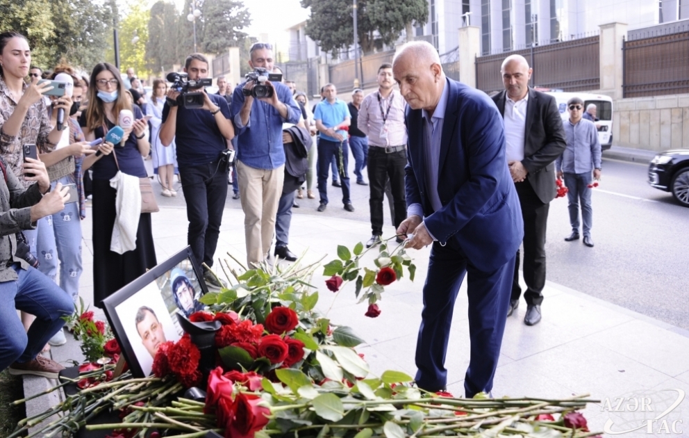 Azərbaycan mətbuatının nümayəndələri şəhid jurnalistlərin xatirəsini yad edirVİDEO