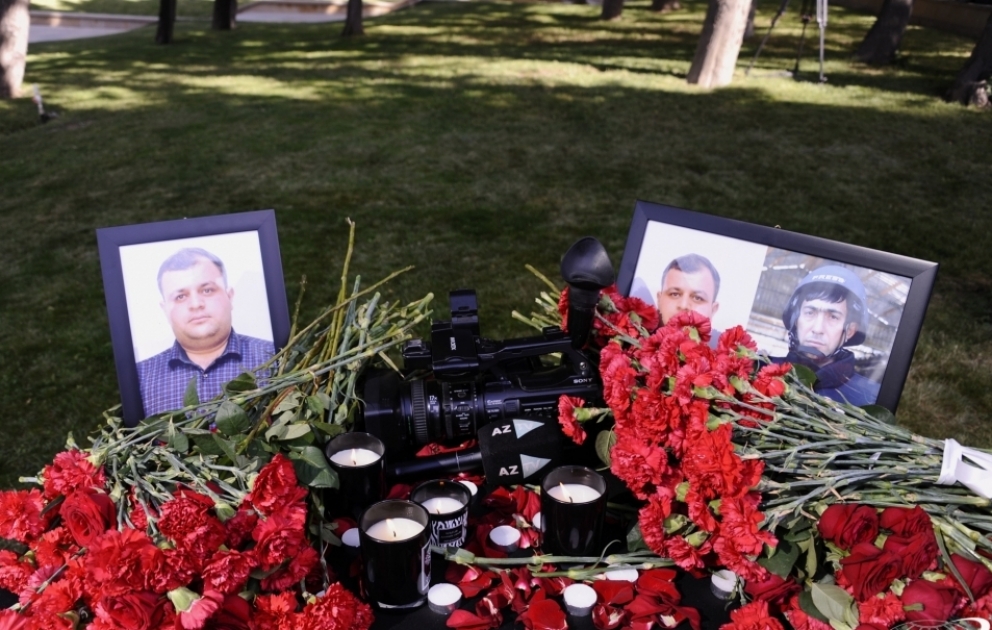 Des représentants des médias azerbaïdjanais commémorent les journalistes tombés en martyrs VIDEO
