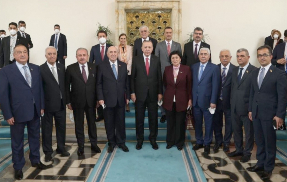 Türkiyə Prezidenti Rəcəb Tayyib Ərdoğan Ankarada səfərdə olan Azərbaycanın parlament nümayəndə heyəti ilə görüşüb VİDEO