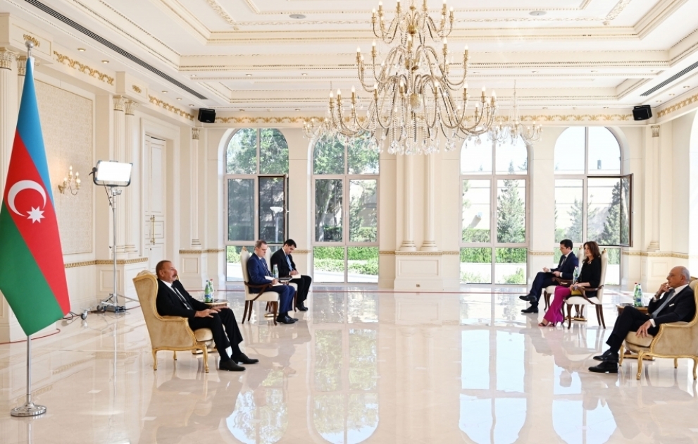 Präsident Ilham Aliyev empfängt neuen italienischen Botschafter zur Entgegennahme des Beglaubigungsschreibens VIDEO