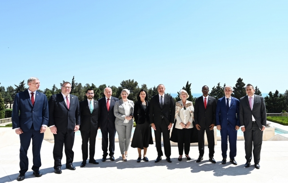 Präsident Ilham Aliyev empfängt in Aserbaidschan neu ernannte nicht ansässige Botschafter von zehn Ländern zur Entgegennahme ihrer Beglaubigungsschreiben VIDEO