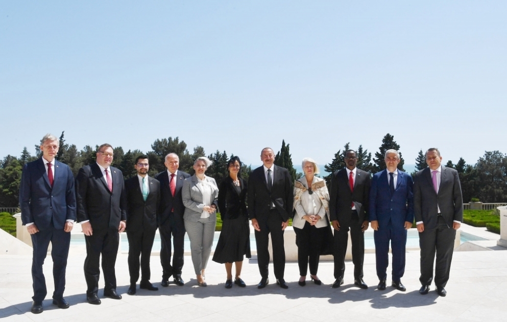 Prezident İlham Əliyev on ölkənin Azərbaycanda yeni təyin olunmuş qeyri-rezident səfirlərinin etimadnamələrini qəbul edib YENİLƏNİB VİDEO