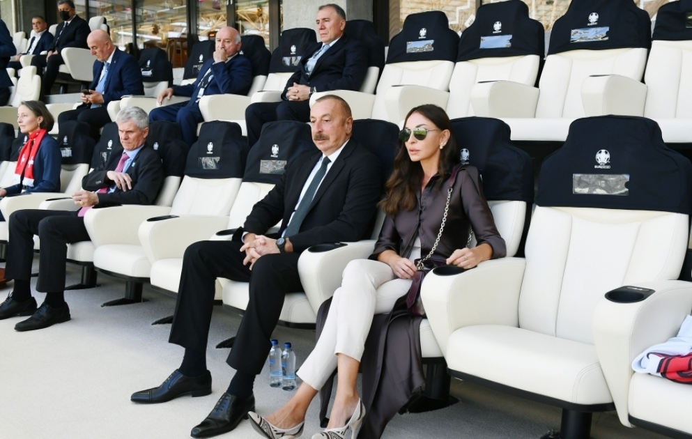 Bakı Olimpiya Stadionunda Avropa çempionatının final mərhələsinin Uels-İsveçrə matçı keçirilib  Prezident İlham Əliyev və birinci xanım Mehriban Əliyeva oyuna baxıblar VİDEO