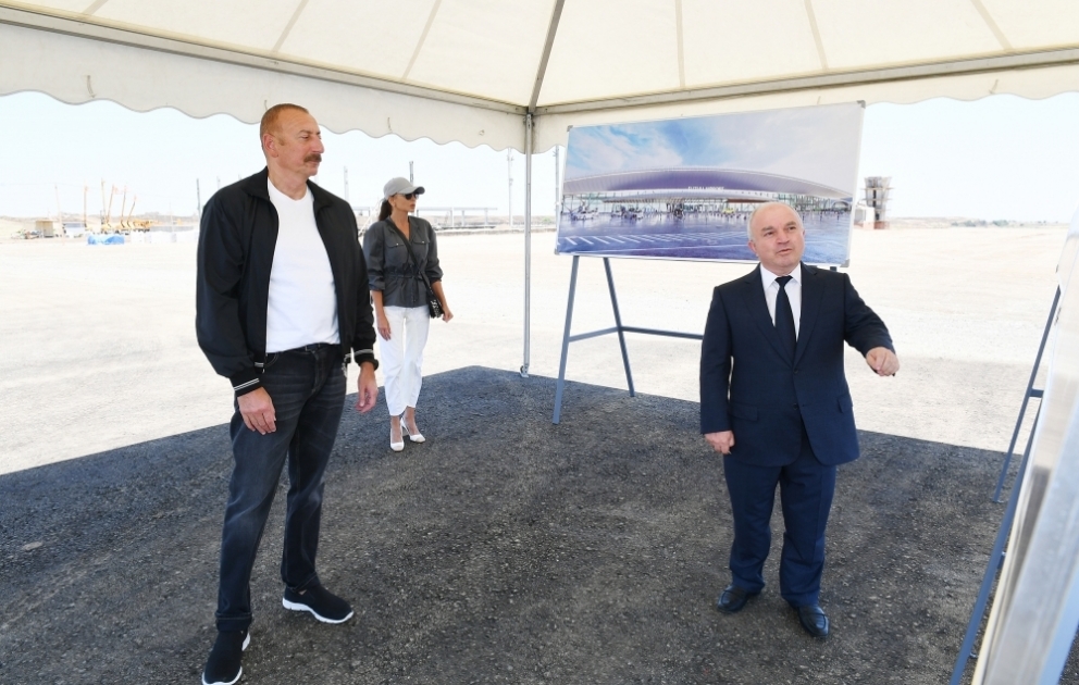 Prezident İlham Əliyev və birinci xanım Mehriban Əliyeva Füzuli rayonuna səfərə gəliblər  Füzuli Beynəlxalq Hava Limanında tikinti işlərinin gedişi ilə tanışlıq YENİLƏNİB VİDEO