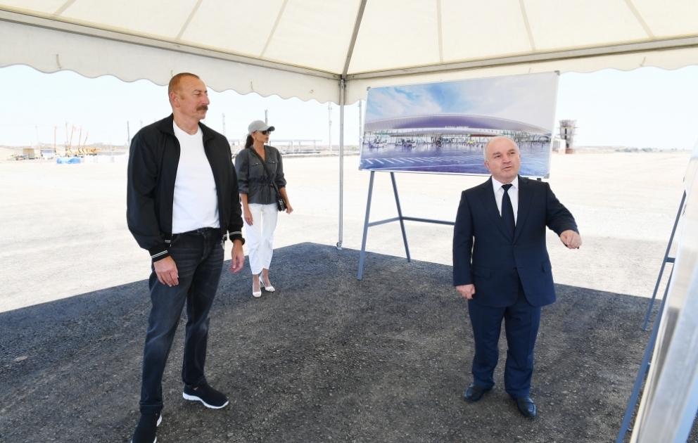 Le président Ilham Aliyev et la première dame Mehriban Aliyeva en déplacement dans la région de Fuzouli  Visite du chantier de l’Aéroport international de Fuzouli VIDEO