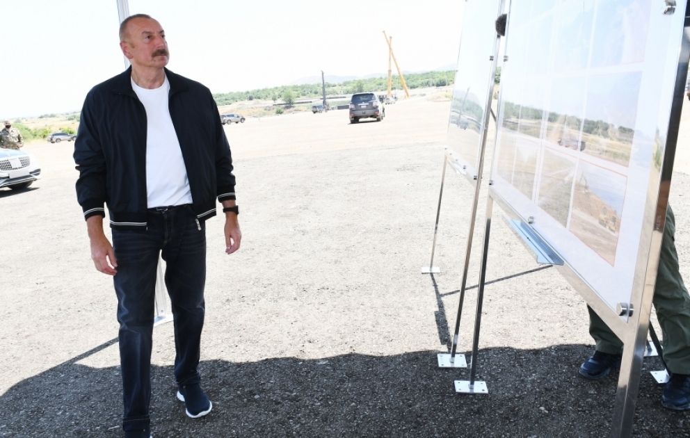 Präsident Ilham Aliyev inzpiziert Straßenbauarbeiten im Rayon Füsulu VIDEO
