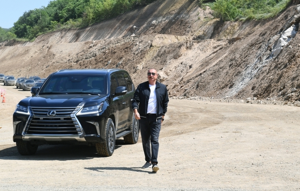Präsident Ilham Aliyev besichtigt Bauarbeiten an einer Brücke über Siegesstraße VIDEO