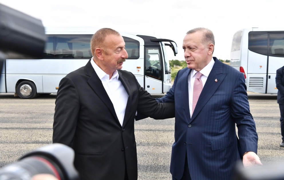 Le président azerbaïdjanais Ilham Aliyev accueille le président turc Recep Tayyip Erdogan à Fuzouli VIDEO