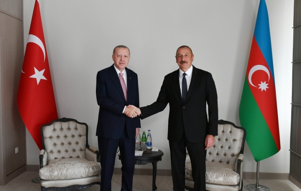 Präsident Ilham Aliyev und Präsident Recep Tayyip Erdogan treffen sich unter vier Augen VIDEO