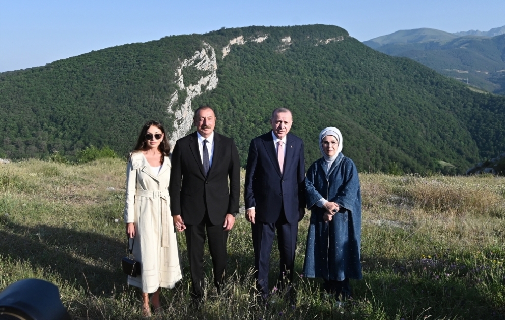 Şuşada Heydər Əliyev Fondunun təşkilatçılığı ilə “Musiqi irsi və Qarabağ atları Cıdır düzündə” adlı kompozisiya təqdim olunub VİDEO