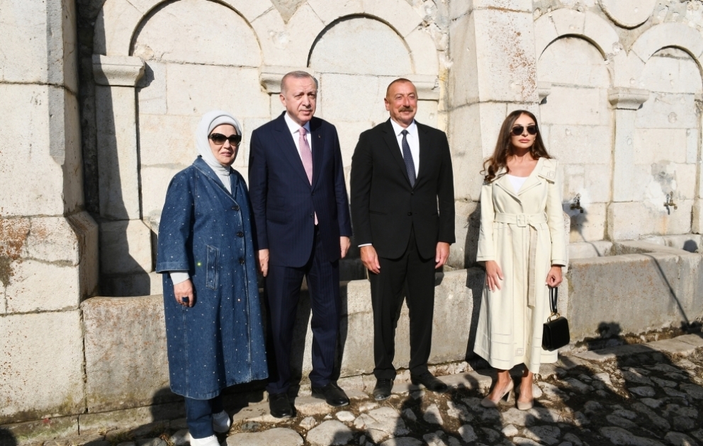 Präsident Ilham Aliyev und Präsident Recep Tayyip Erdogan besuchen Brunnen "Khan Qizi Natavan" VIDEO