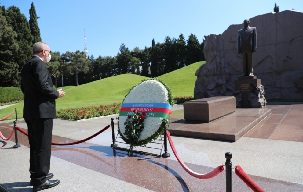 Turkish President Recep Tayyip Erdogan visited grave of national leader Heydar Aliyev VIDEO