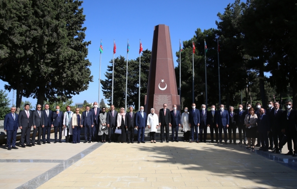Turkish President Recep Tayyip Erdogan pays respect to Azerbaijani heroes VIDEO