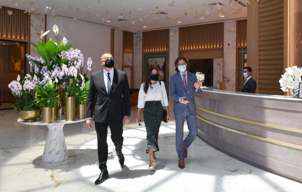 Präsident Ilham Aliyev weiht Hotel “Intercontinental“ in Baku ein VIDEO