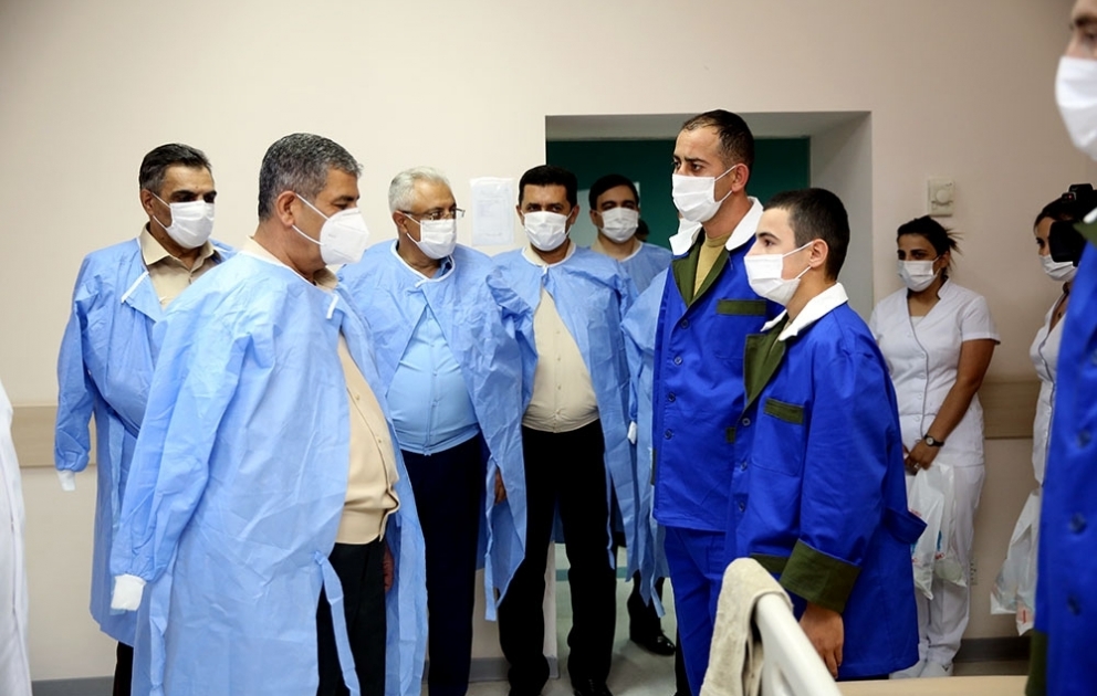 Silahlı Qüvvələr Günü münasibətilə müdafiə naziri hərbi hospitalda olub VİDEO ​