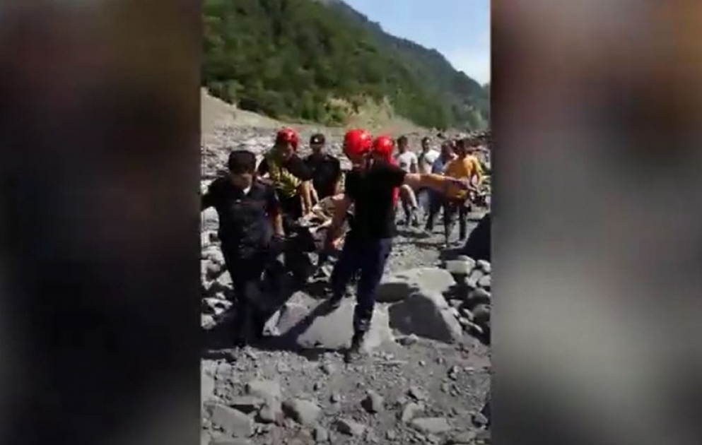 FHN-in xilasediciləri qayalıqdan sürüşərək çaya düşən vətəndaşı təxliyə ediblər VİDEO
