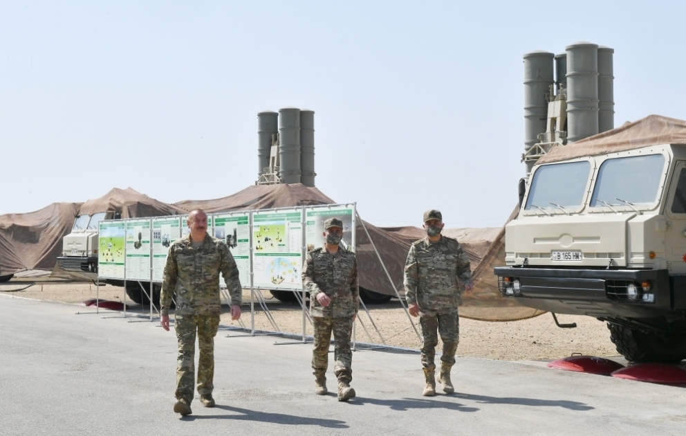 Präsident Ilham Aliyev besucht neu gebautes Militärstädtchen VIDEO