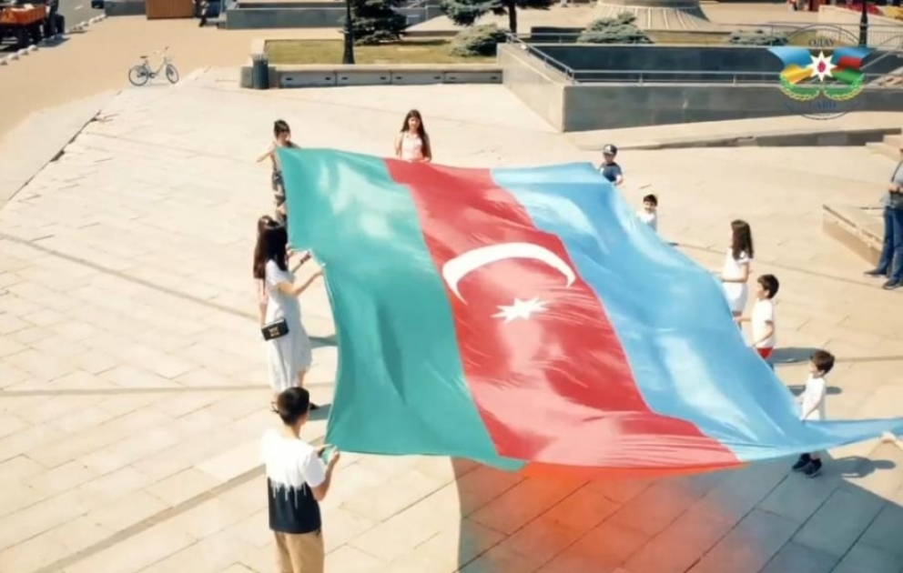 Azərbaycanın dövlət bayrağı Kiyevin səmasında dalğalanıb VİDEO