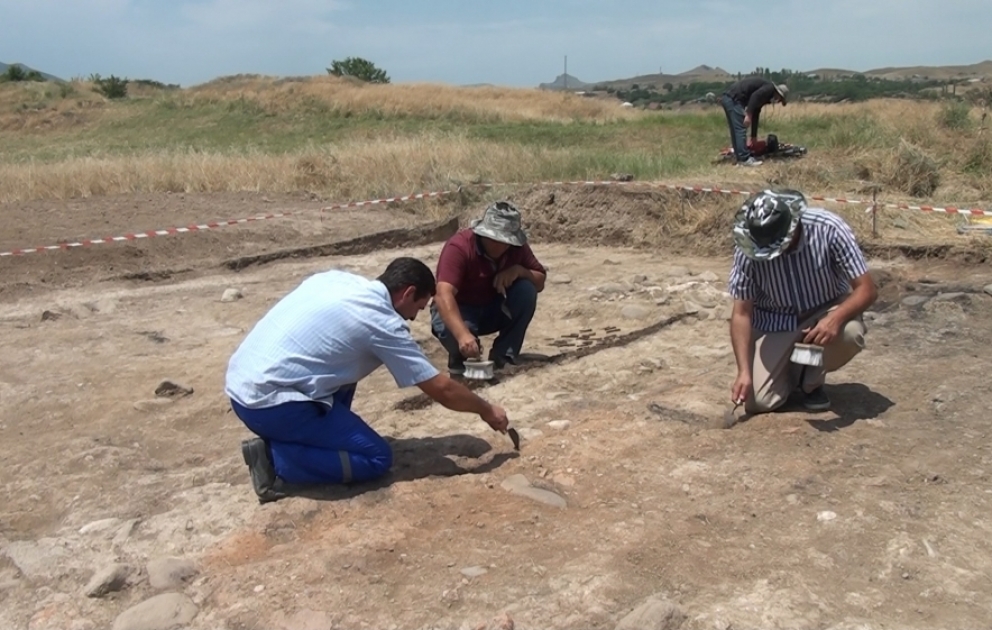 Tovuzun Vahidli kəndində arxeoloji qazıntılar zamanı orta əsrlərə aid yaşayış evi aşkar edilib VİDEO