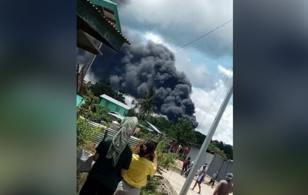 Military plane carrying 85 crashes in Philippines VIDEO
