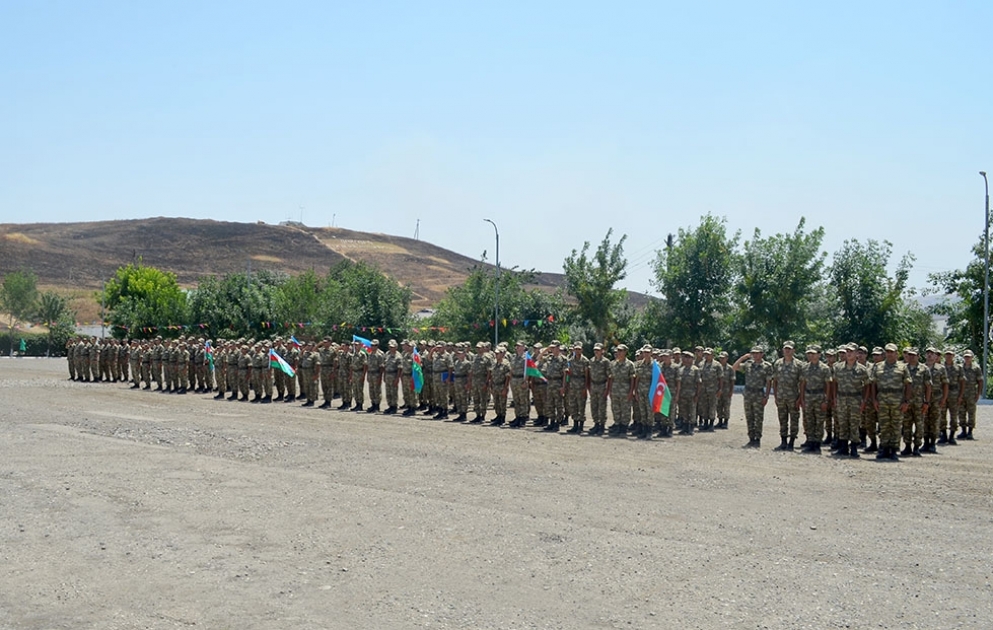 Azərbaycan Ordusunda ehtiyata buraxılan hərbi qulluqçuların yola salınması mərasimi keçirilib VİDEO