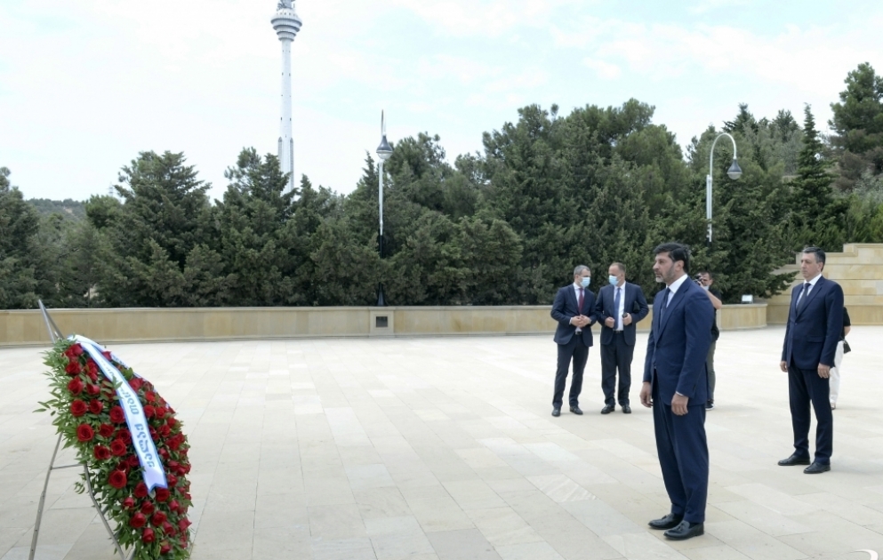 Tbilisi şəhərinin meri Ulu Öndərin məzarını və Şəhidlər xiyabanını ziyarət edib VİDEO