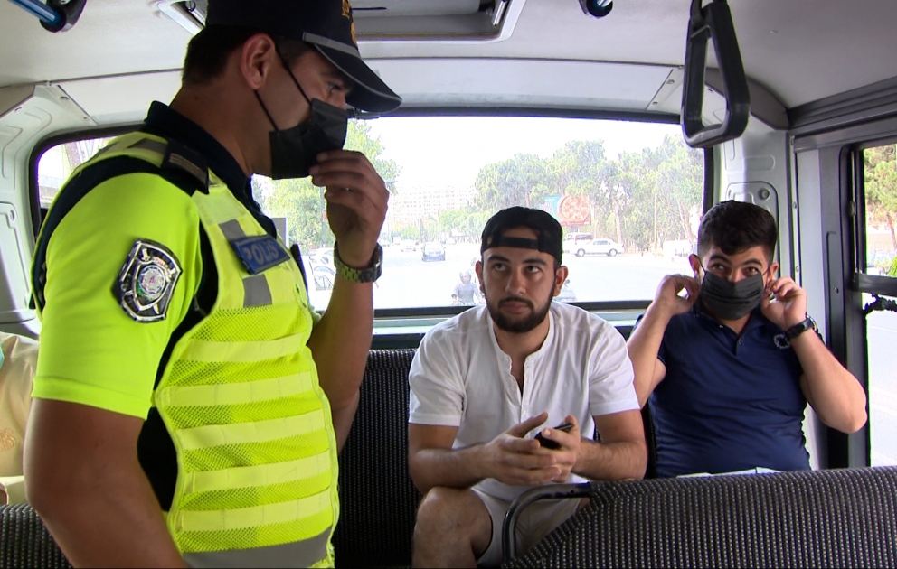 Polis əməkdaşları Xırdalanda avtobus və taksilərdə tibbi maska taxmayan şəxslərə qarşı reyd keçiriblər VİDEO