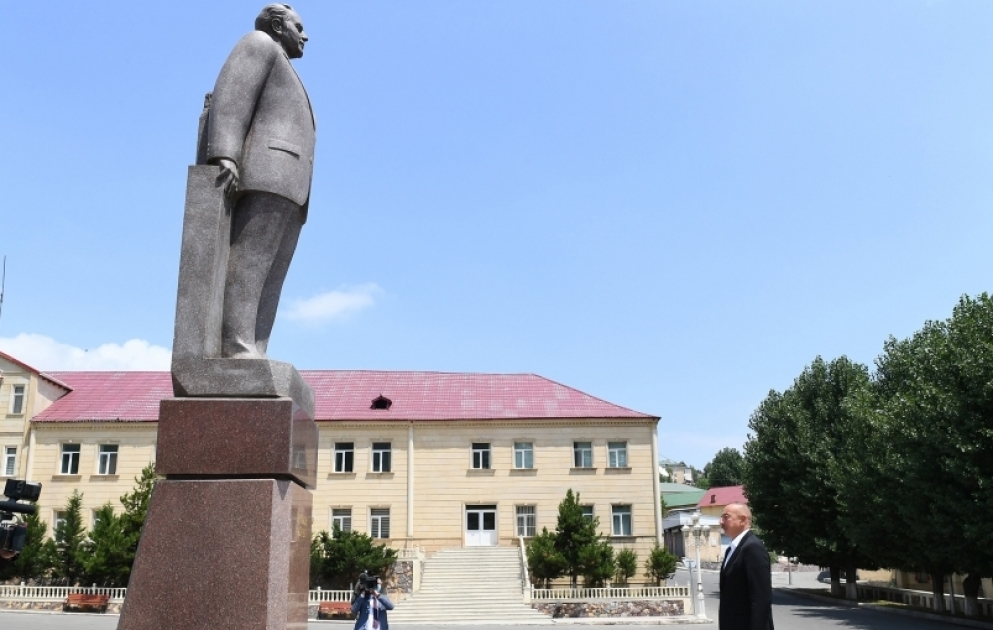 Prezident İlham Əliyev Daşkəsən rayonuna səfərə gəlib  Ulu öndər Heydər Əliyevin abidəsini ziyarət  VİDEO