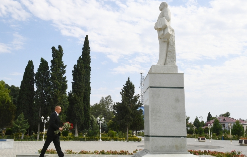 Prezident İlham Əliyev Goranboyda ulu öndər Heydər Əliyevin abidəsini ziyarət edib VİDEO