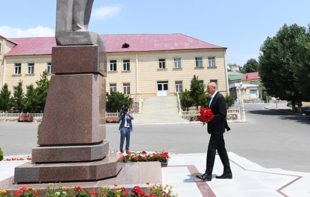 Le président Ilham Aliyev est en déplacement à Dachkessen  Le président de la République se recueille devant le monument du leader national VIDEO