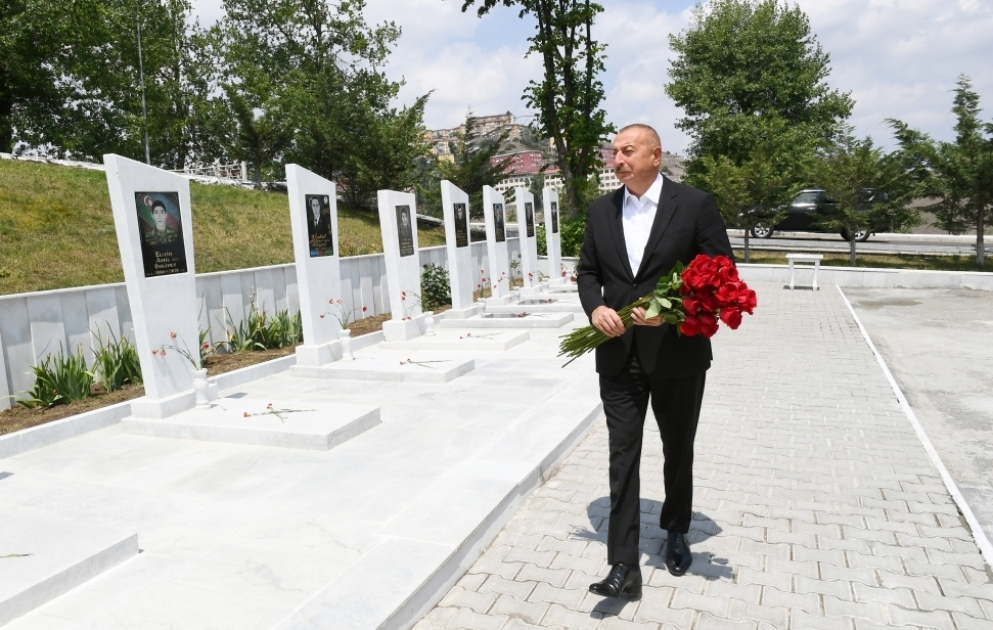 Le président Ilham Aliyev visite l’Allée des Martyrs à Dachkessen VIDEO