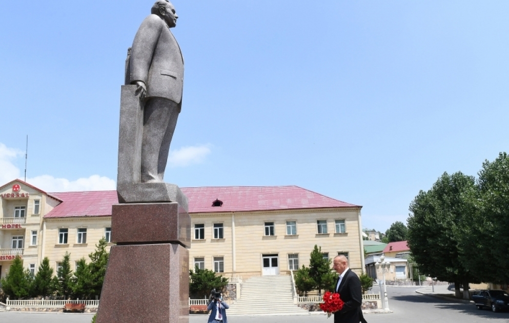 Präsident Ilham Aliyev im Rayon Daschkasan eingetroffen VIDEO