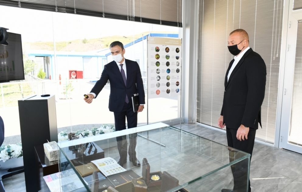 Le président Ilham Aliyev prend connaissance d’une unité de traitement régionale de la Société AzerGold à Dachkessen  Le président de la République accorde une interview à la chaîne AzTV VIDEO