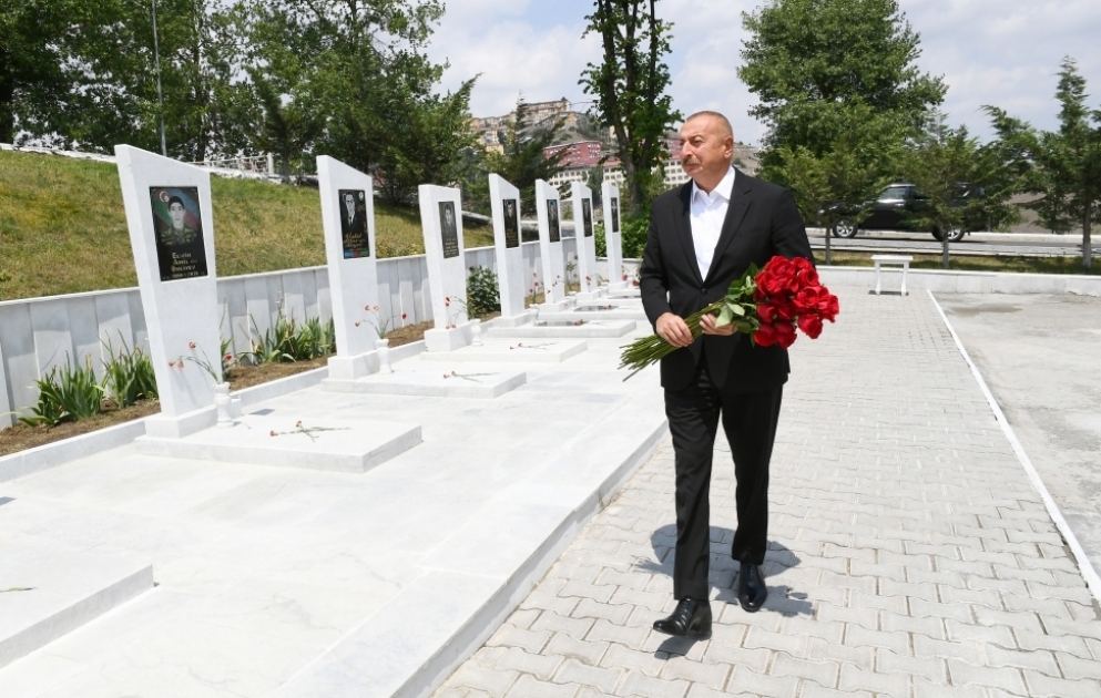 Präsident Ilham Aliyev besucht Märtyrerallee im Rayon Daschkasan VIDEO